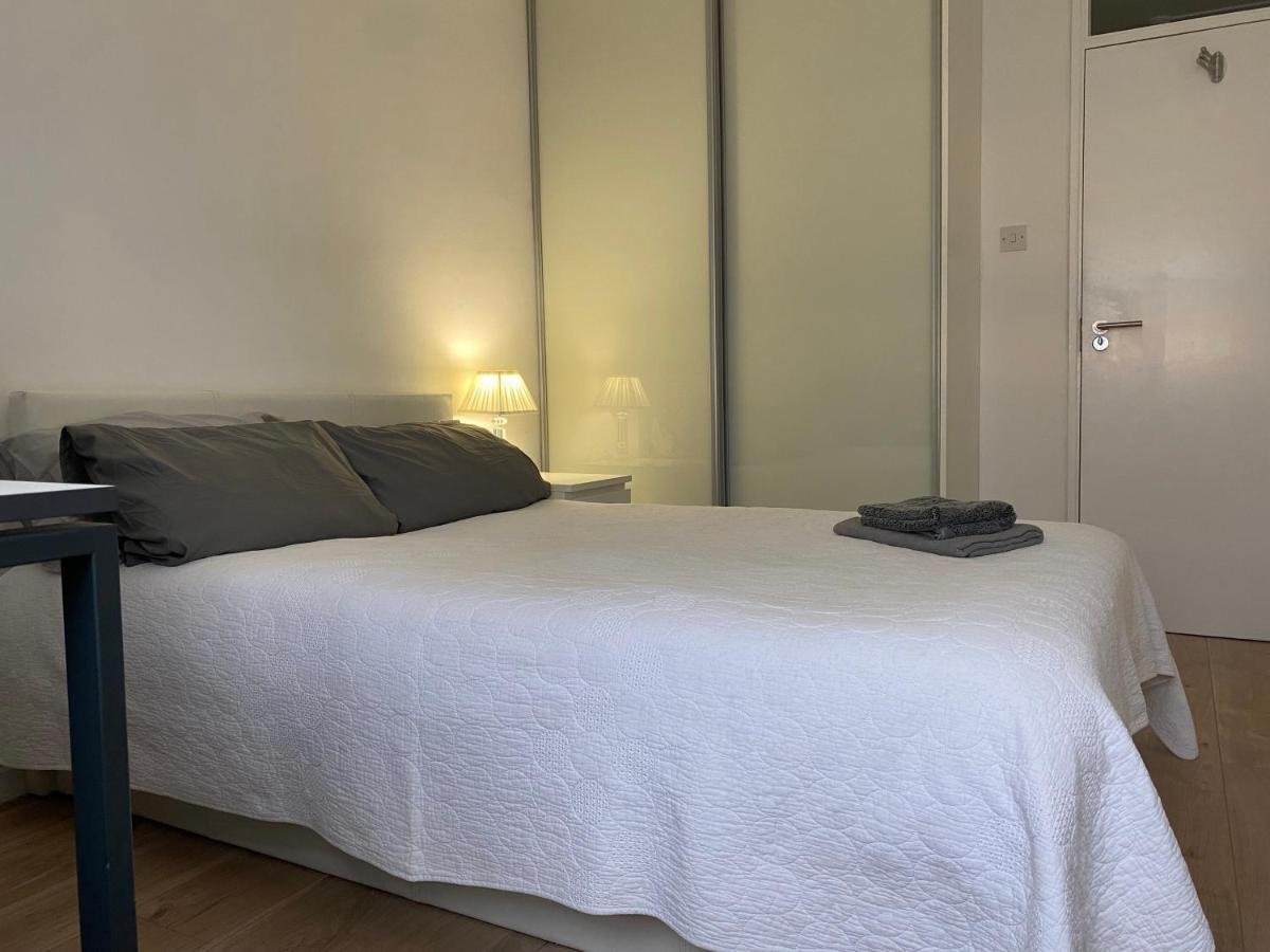 Bedroom With An Office Desk In A Shared 2 Bedroom Flat Near Canary Wharf Londra Dış mekan fotoğraf