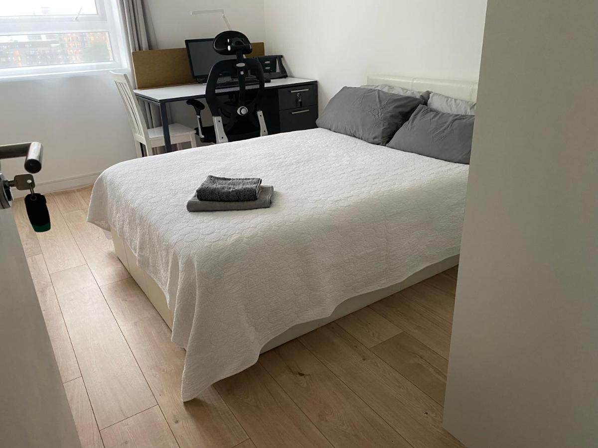 Bedroom With An Office Desk In A Shared 2 Bedroom Flat Near Canary Wharf Londra Dış mekan fotoğraf