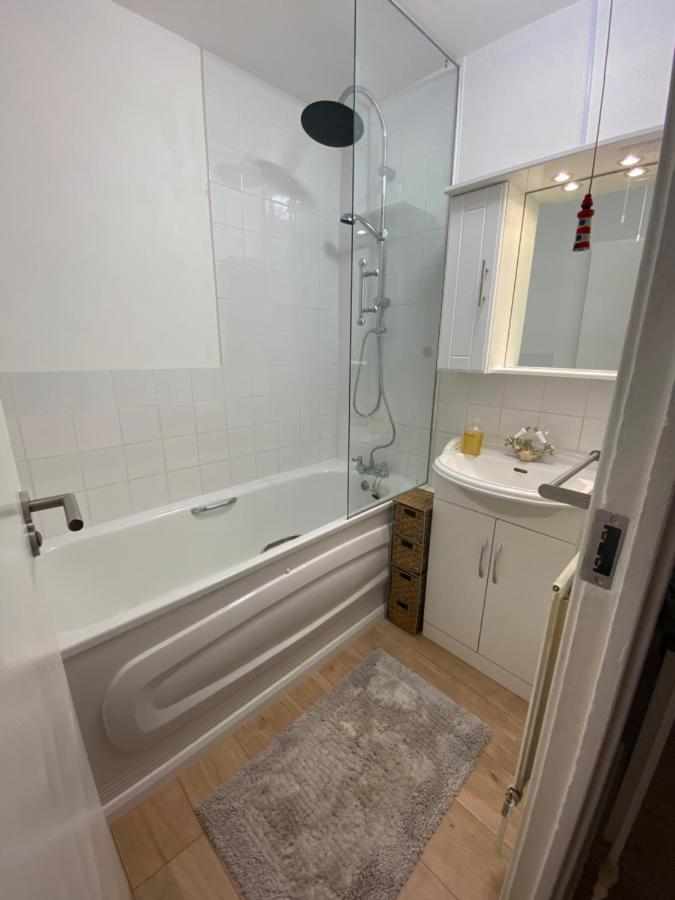 Bedroom With An Office Desk In A Shared 2 Bedroom Flat Near Canary Wharf Londra Dış mekan fotoğraf